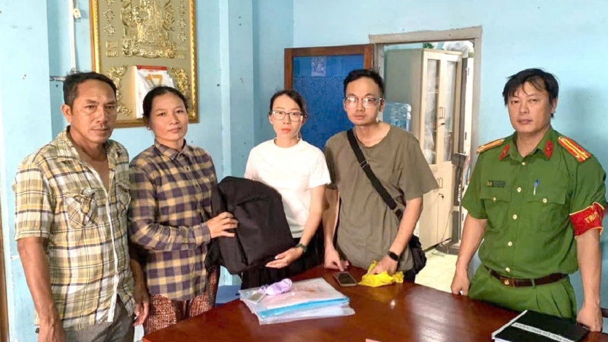 Nhặt được ba lô chứa vàng, người phụ nữ liền giao nộp công an